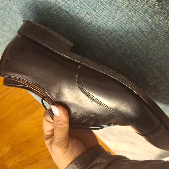 Comfortable shoes worn with a small tear on the front and little wear on the bot - Picture 3 of 7